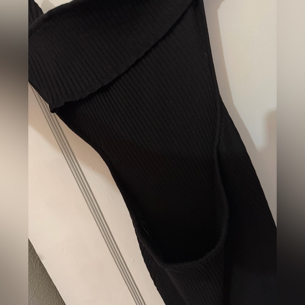 Chic Open back Black Dress - Picture 3 of 5